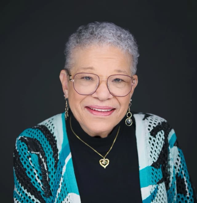 Photo of Linda Hamilton